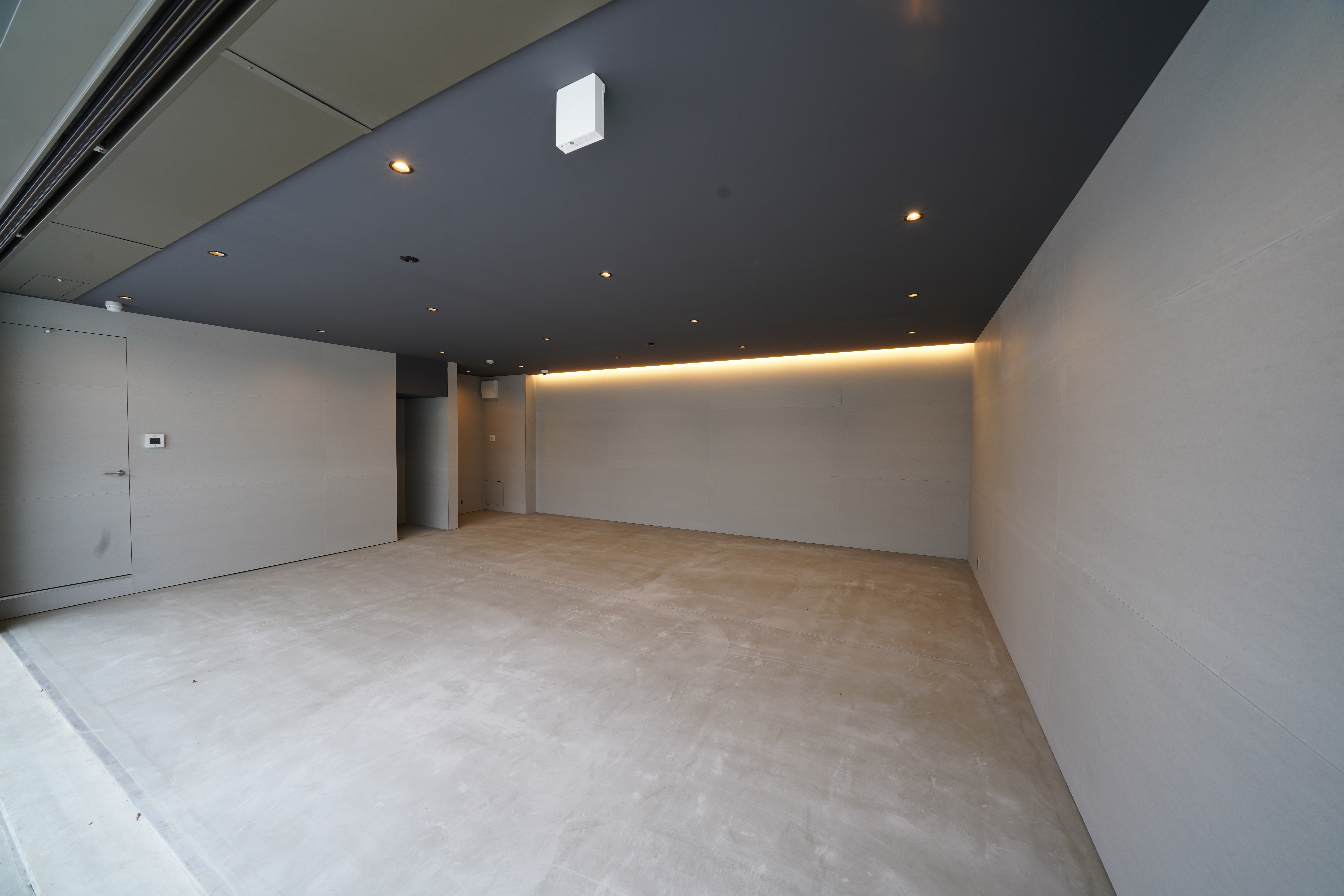 雪国仕様の重厚なガレージエントランス