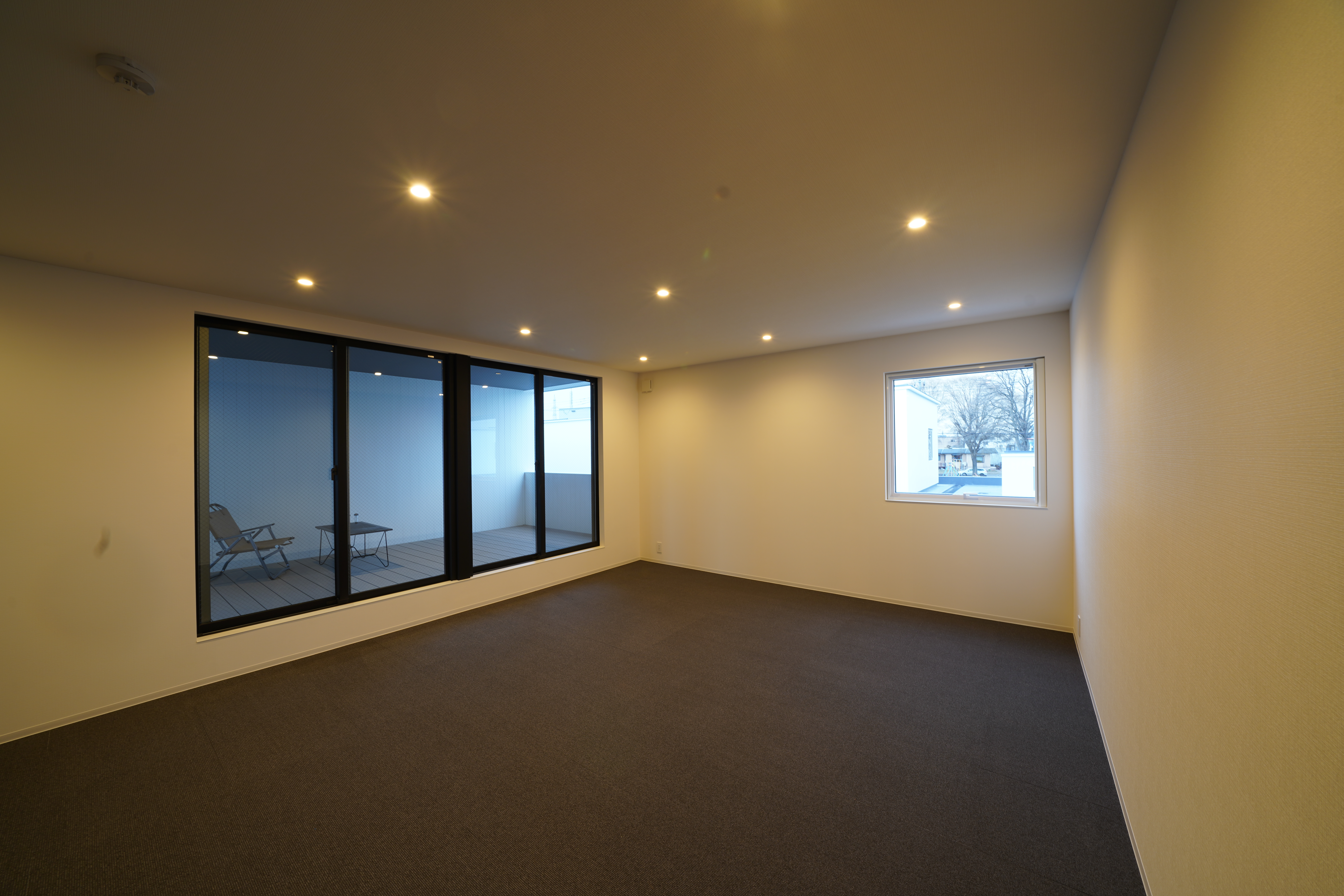 間接照明が映えるハイエンドガレージ