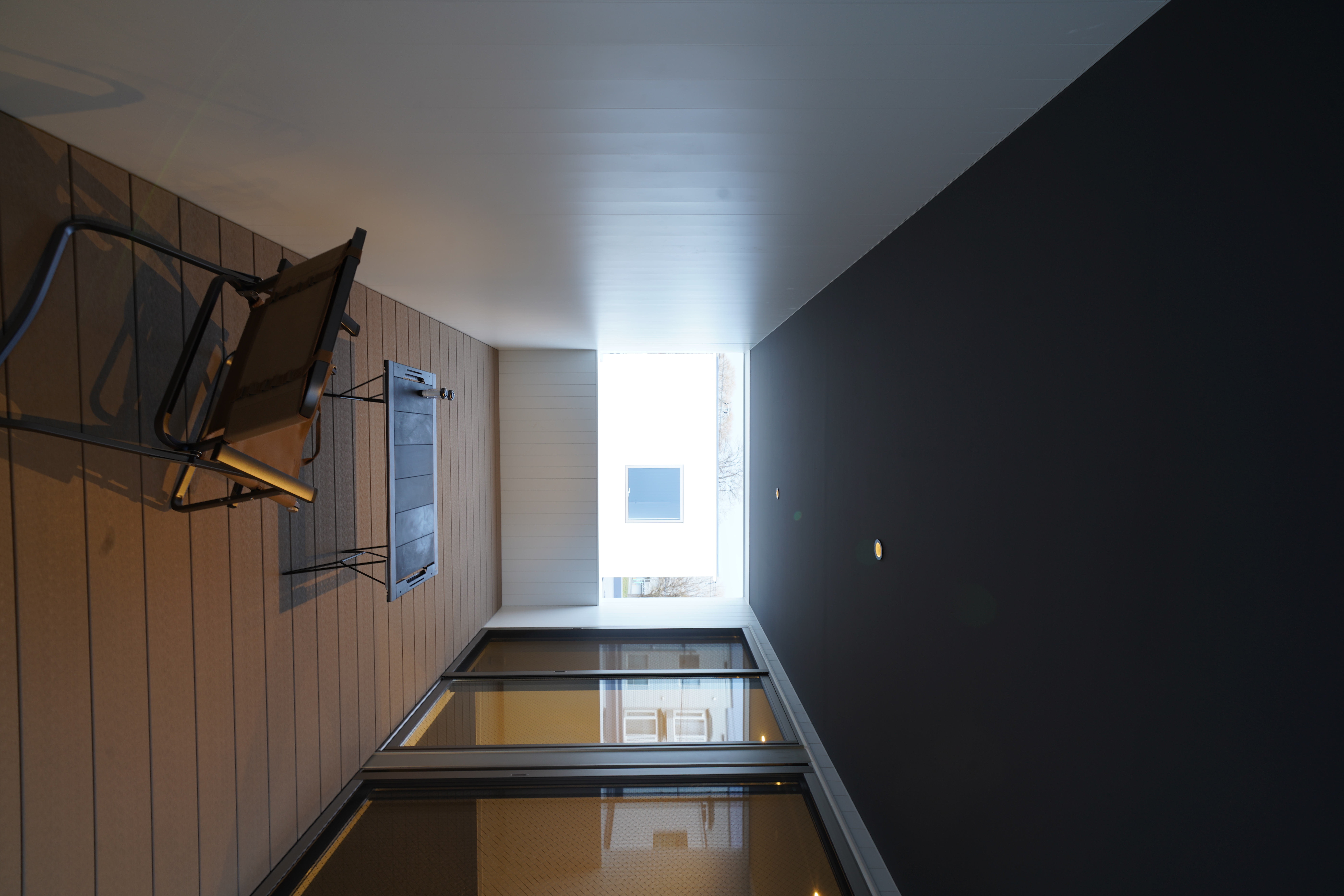 メタルと木質のコントラストが際立つ外観