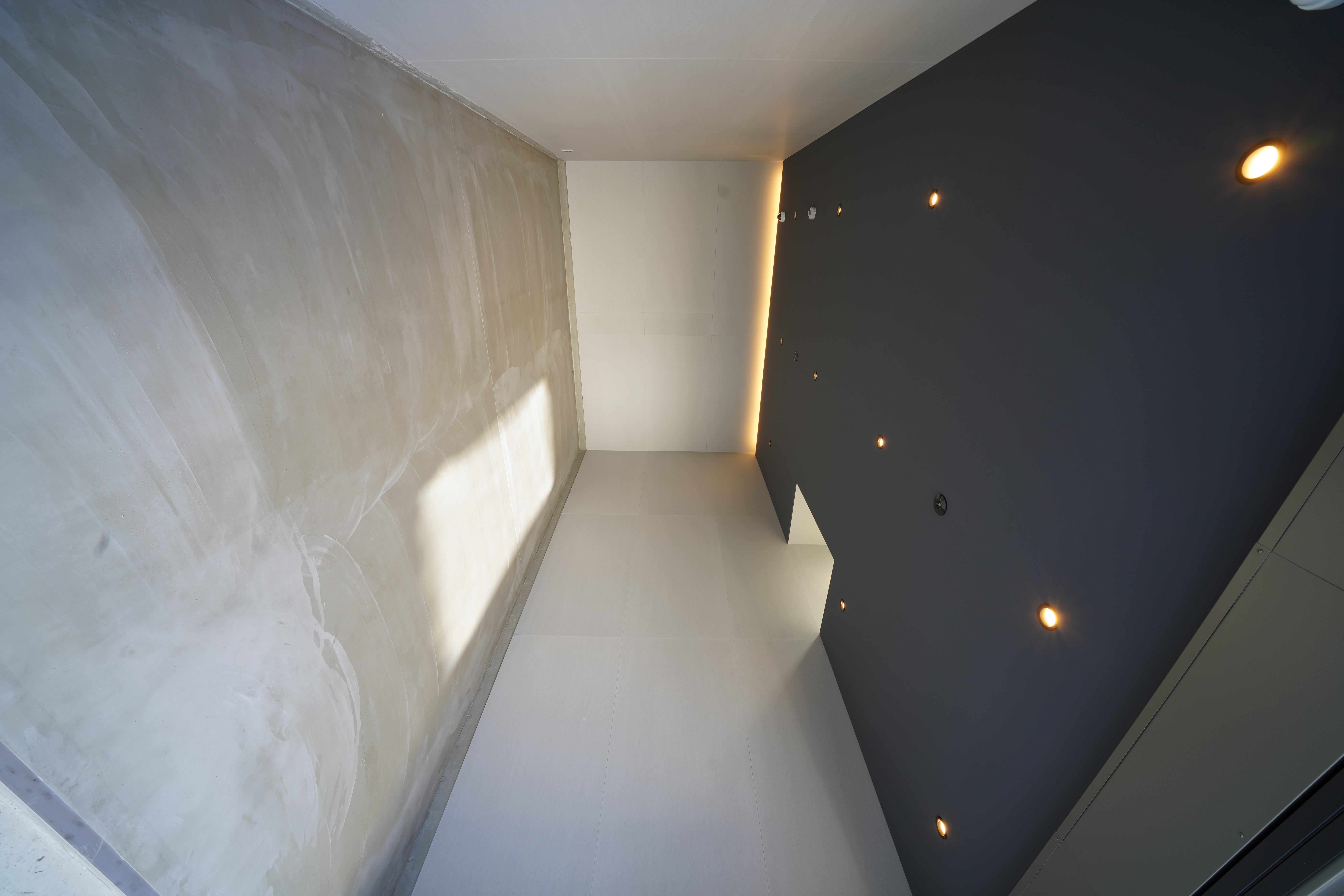 二階スペースとワイドデッキを備えたガレージ